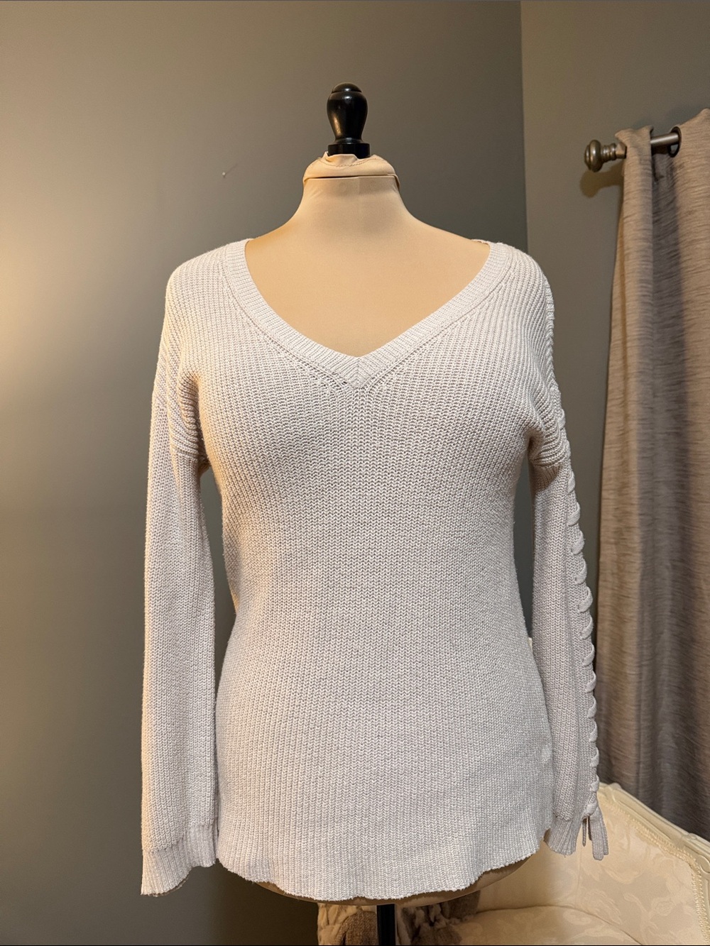 American Eagle Cream V‑Neck Knit Sweater